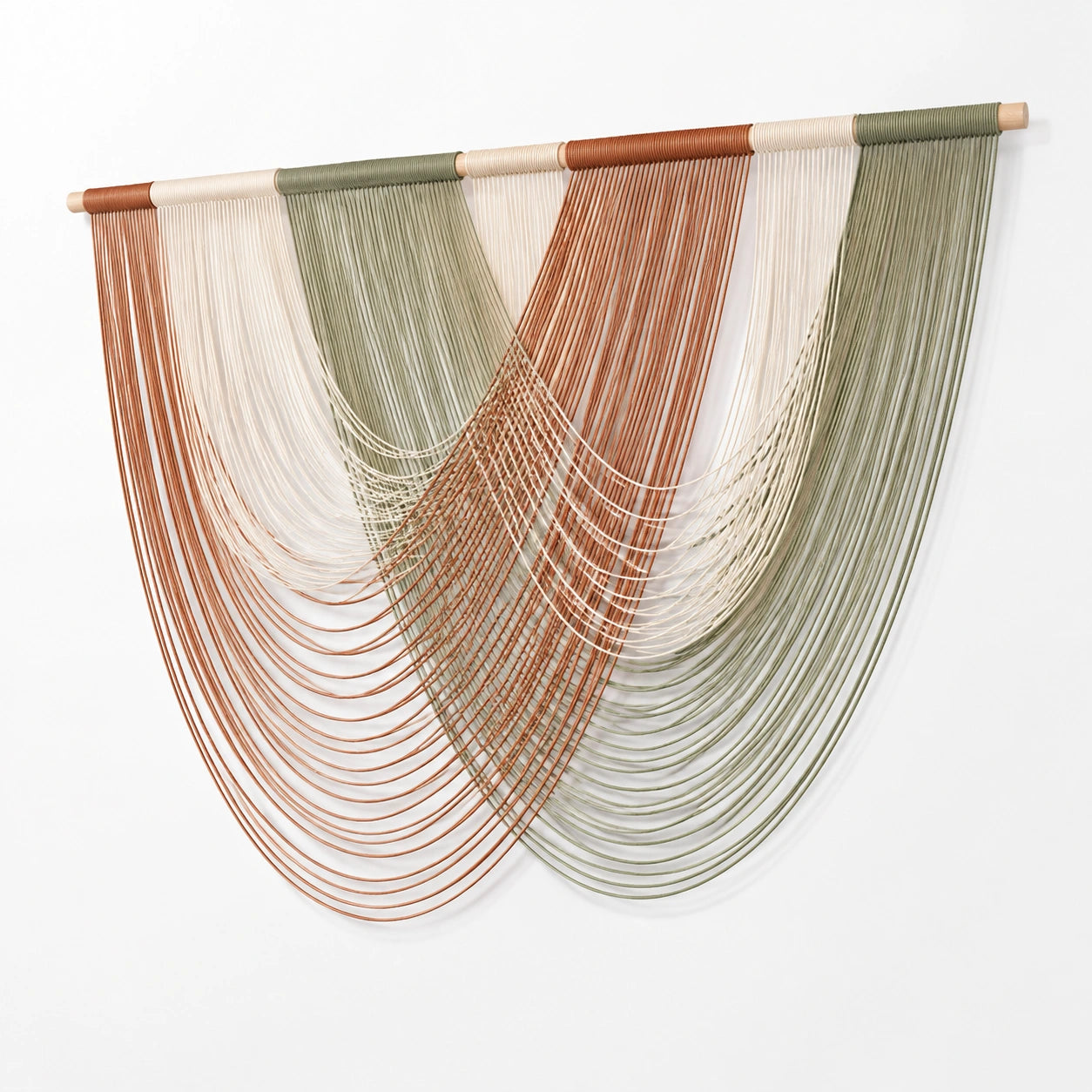 Wandteppich 100 cm x 120 cm aus Textilkordel in Grün Terrakotta Creme mit Holzstab Boho Wanddekoration